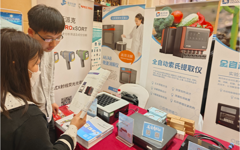 格丹納業務經理為用戶介紹儀器 格丹納業務經理為用戶介紹儀器