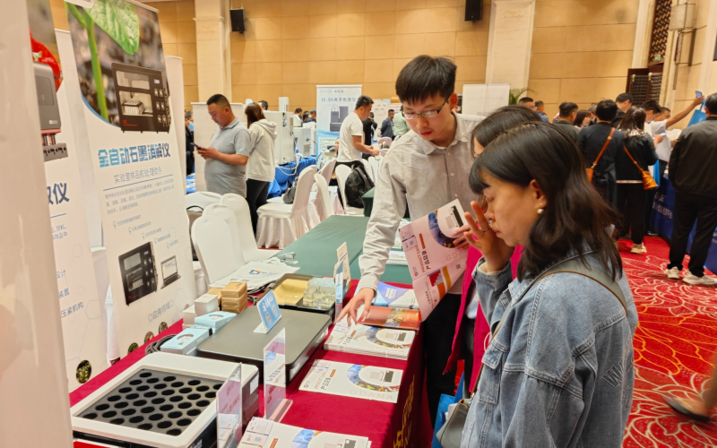 格丹納業務經理為用戶介紹儀器 格丹納業務經理為用戶介紹儀器