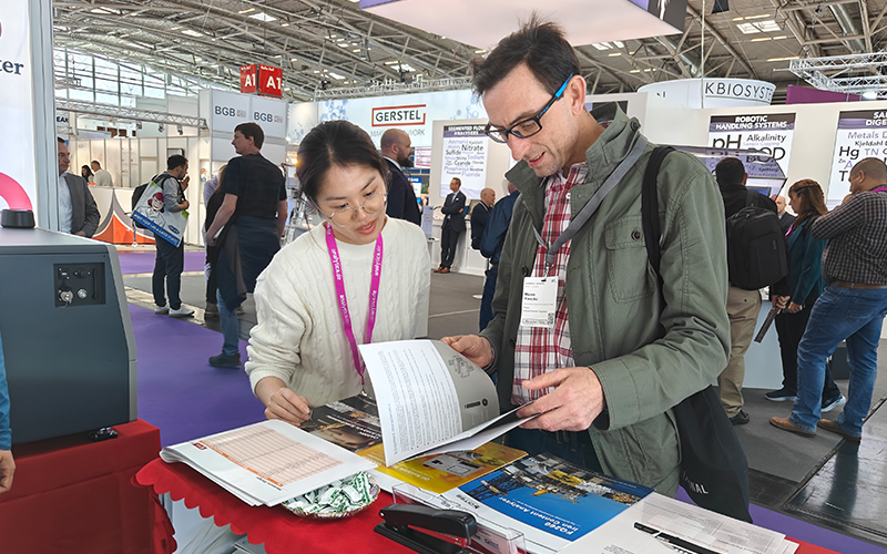 工作人員正在詳細介紹產品的原理性能 工作人員正在詳細介紹產品的原理性能